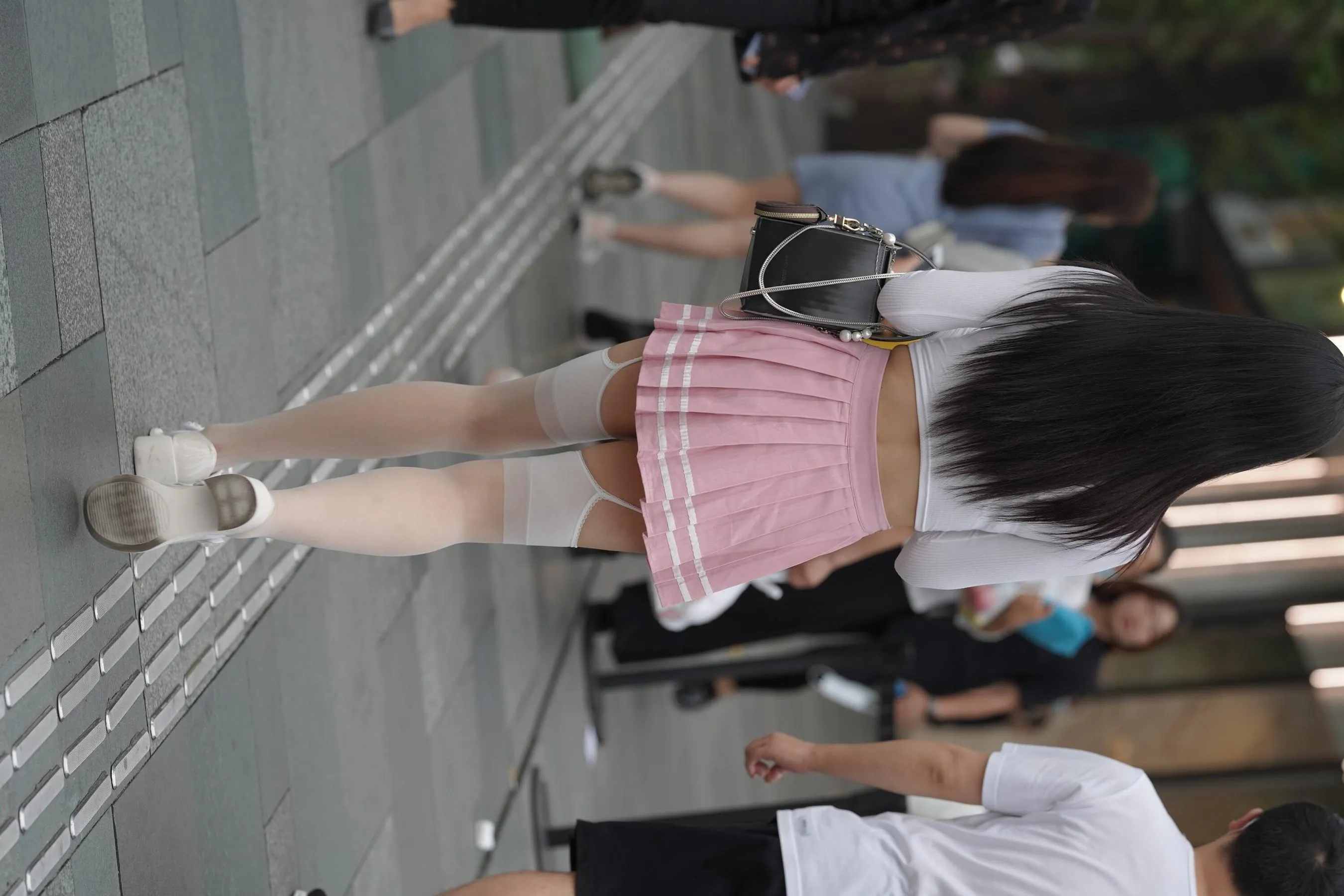 魔镜街拍 NO.161 街拍白丝吊带袜美女 [109P]插图8